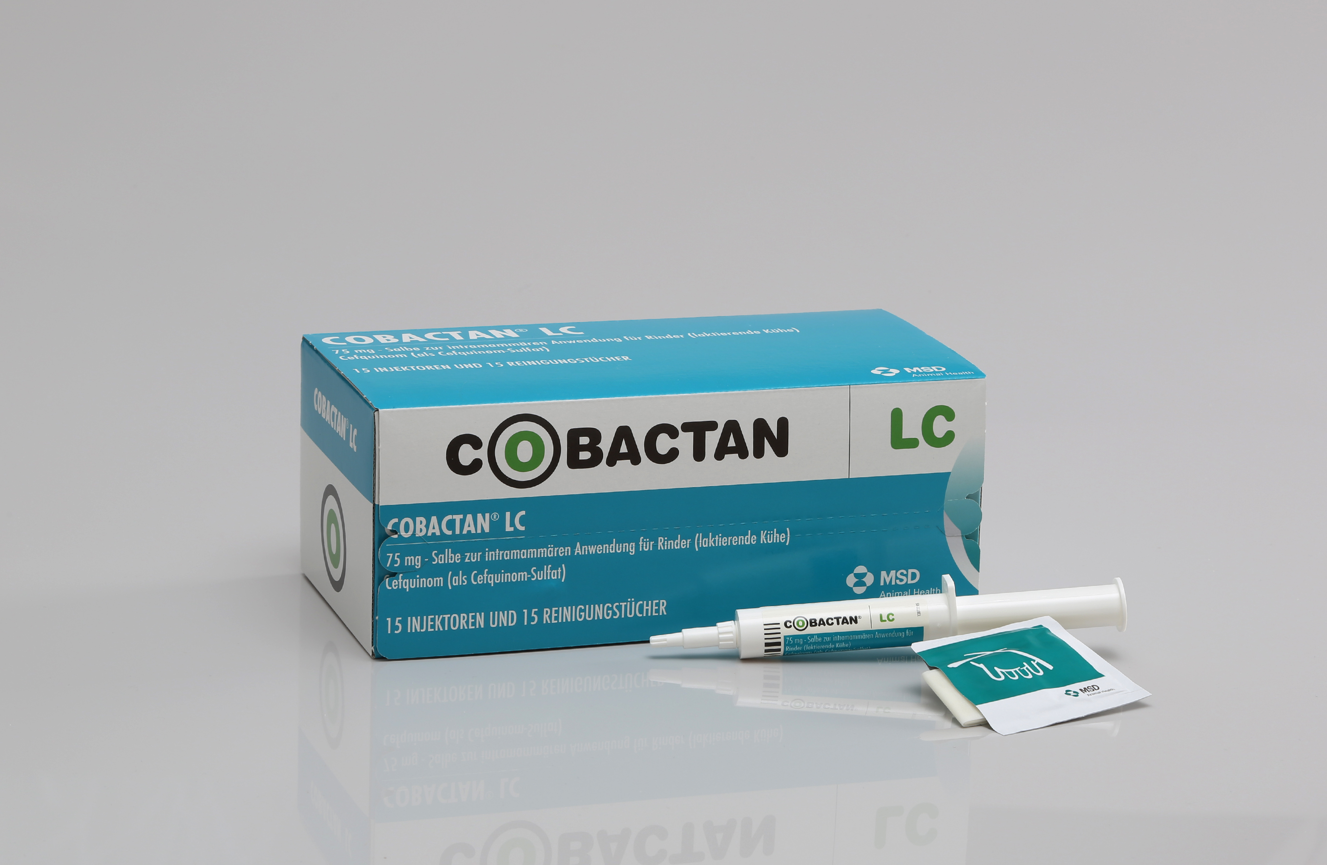 Cobactan LC-Box mit einer Spritzen und blauen Beuteln auf Weiß.