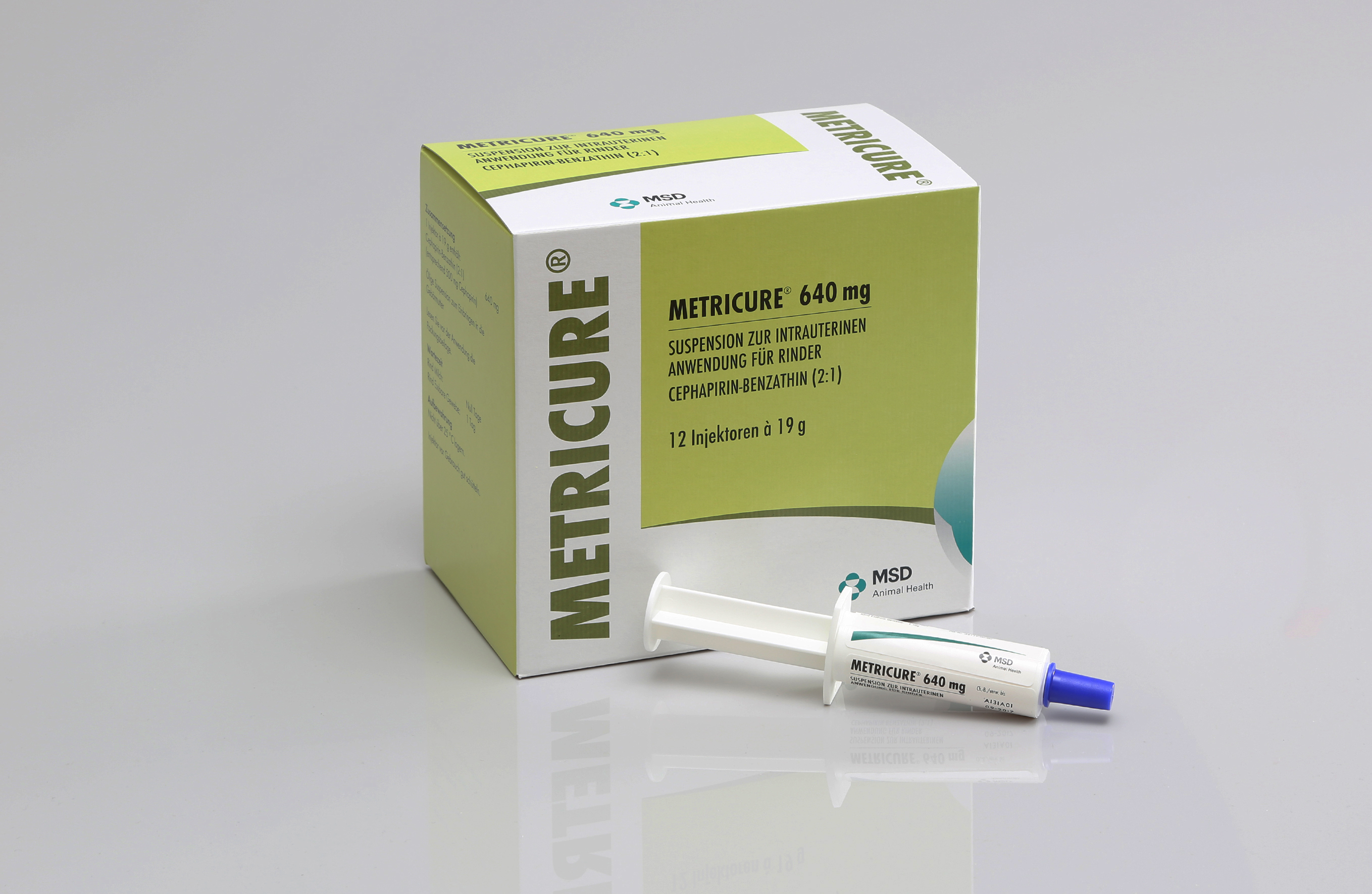 Metricure_640-msd METRICURE Pharmazeutikum von MSD Animal Health in Originalverpackung mit Applikator und Umkarton, beschriftet mit Produktname, Wirkstoffangaben und Herstellerinformationen.
