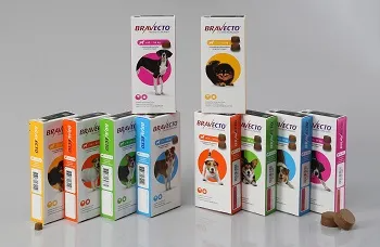 Bravecto Medikamentendosen für Hunde Bravecto-Boxen mit Hundebildern in einer Pyramide mit Kautabletten.