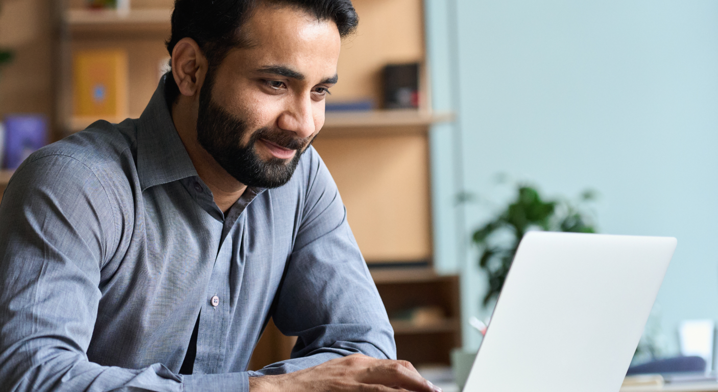 Berufstätiger Tierarzt Mann arbeitet an einem Laptop an einem Schreibtisch in einem Büro.