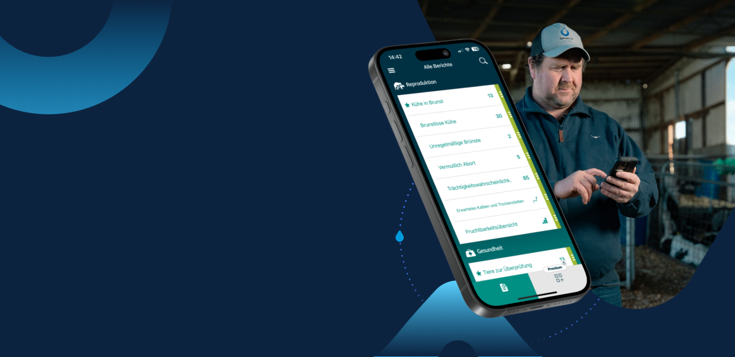 Mobile Herdenmanagement-Software Ein Smartphone im Vordergrund zeigt eine Herdenmanagement-App, während im Hintergrund ein Landwirt in einem Stall sein Handy nutzt.