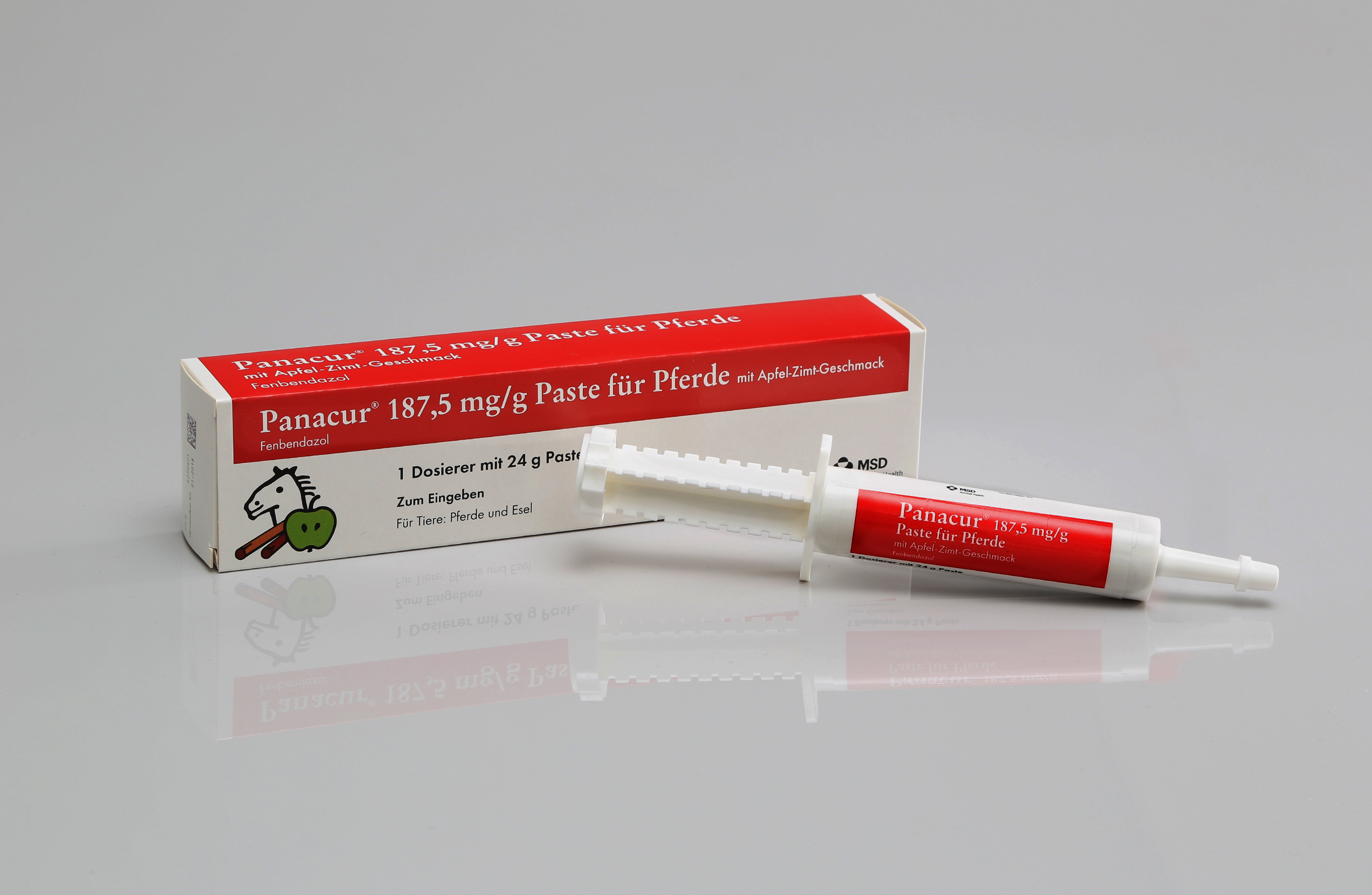 Panacur Paste Apfel Zimt Geschmack für Pferde. Weiße Spritze mit rotem Label vor kartonagen Verpackung.