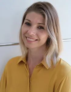 Krisztina Kozma Porträtfoto von Krisztina Kozma vor neutralem Hintergrund.