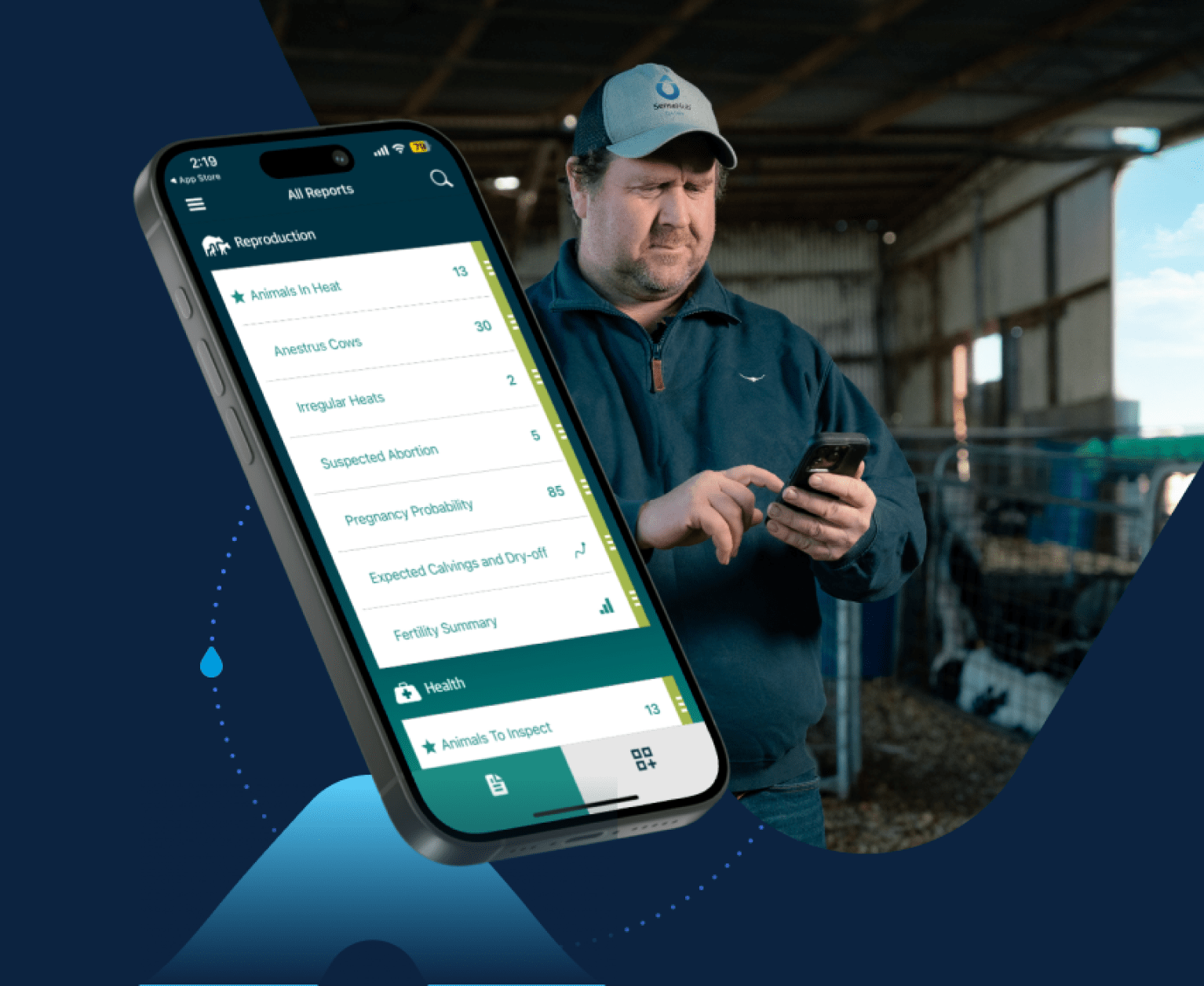 Ein Smartphone im Vordergrund zeigt eine Herdenmanagement-App mit Reproduktionsberichten, im Hintergrund ein Landwirt in einem Stall, der ebenfalls ein Smartphone nutzt.