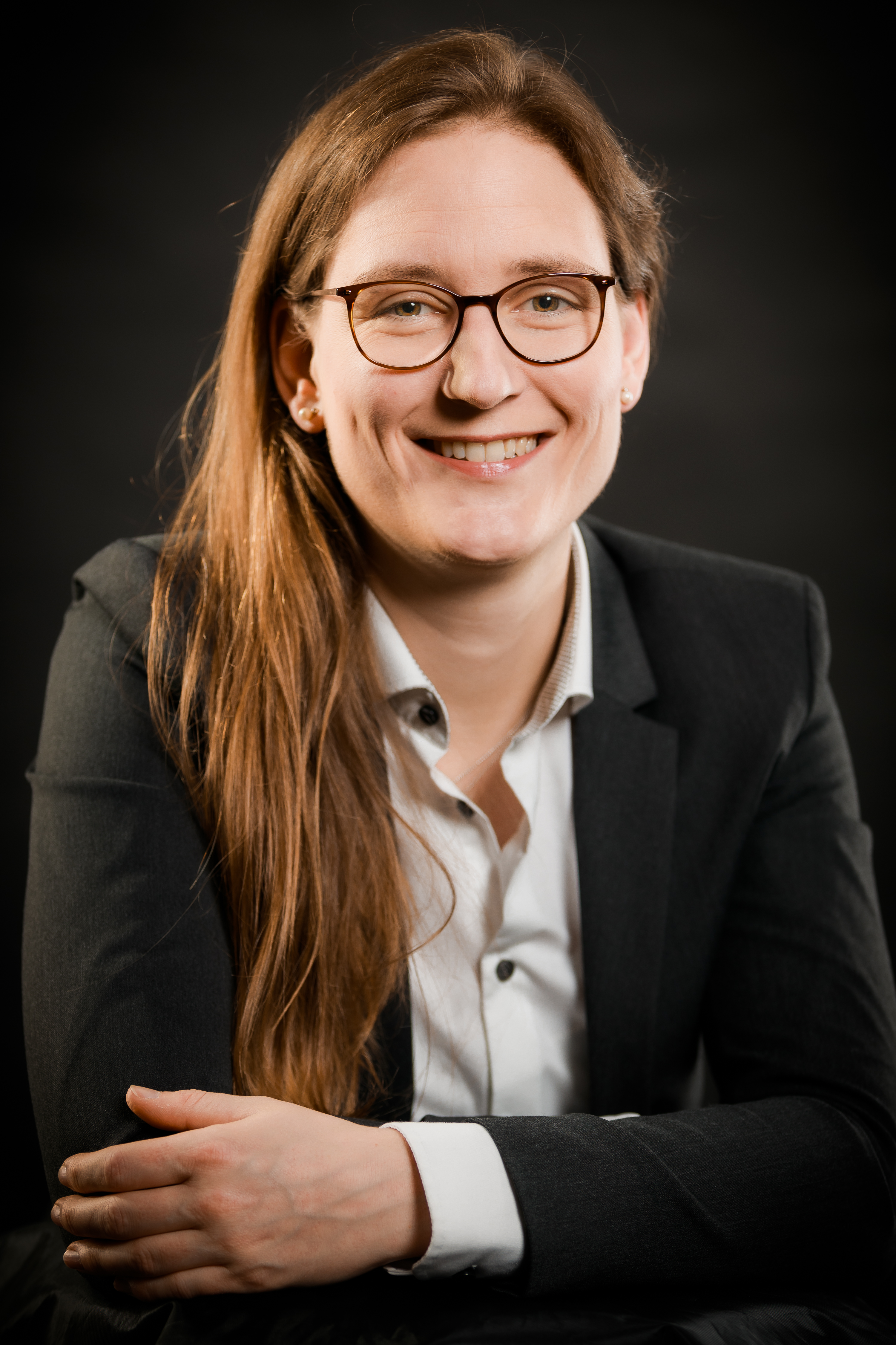 Portrait einer jungen braunhaarigen Dame