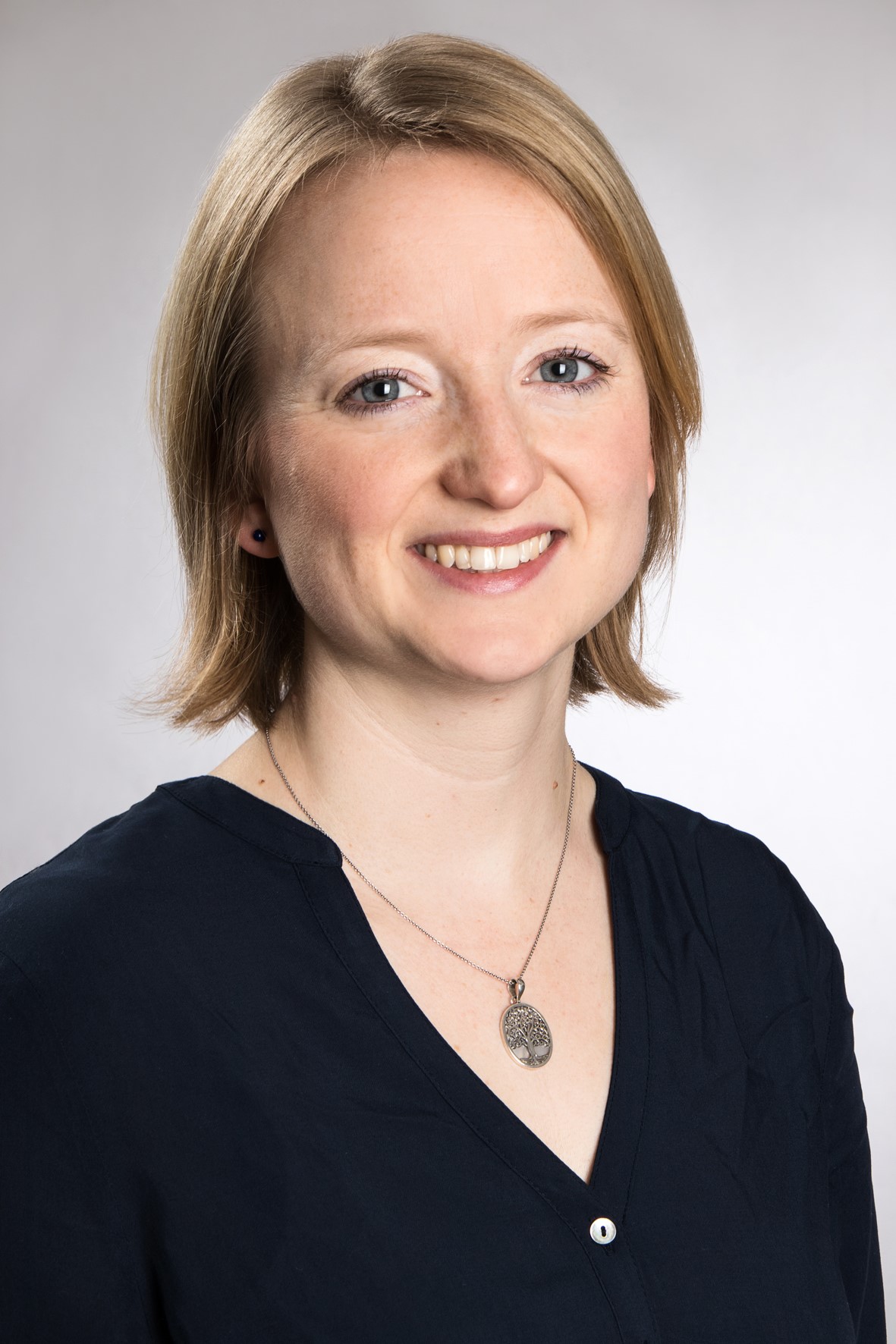Portrait einer jungen blondhaarigen Dame