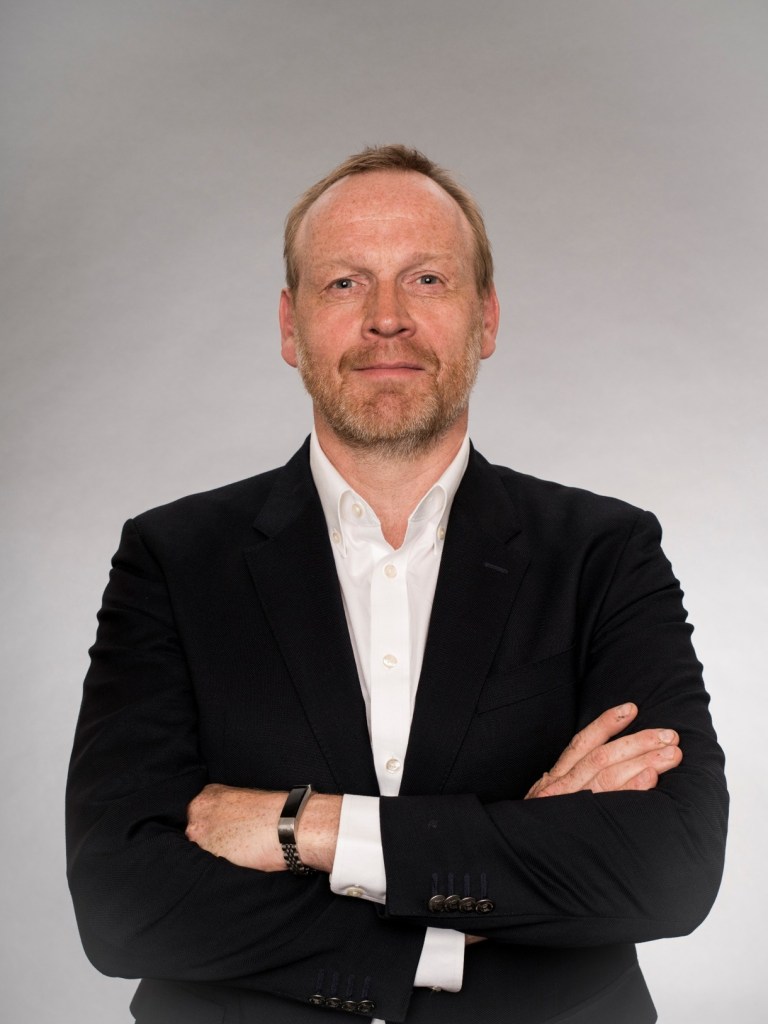 Frontal Portrait eines Herren mit schwarzen Anzug